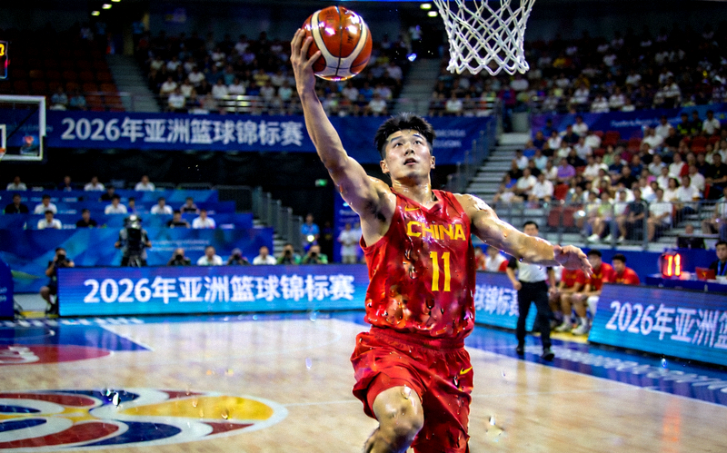 中国篮球运动员在2026年亚洲杯比赛中投篮的精彩瞬间